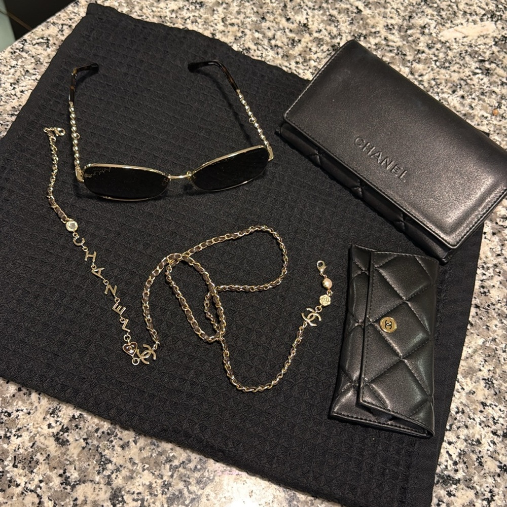Chanel CC interlocking butterfly Sunglasses with chain - Picture 4 of 13